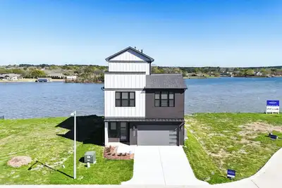 Image de Lakefront Home w/ Rooftop Patio, Private Dock, Fire Pit & Outdoor Kitchen