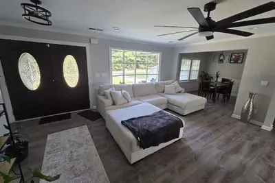 Image de Upper level 3bdrm 2. 5bthrm kitchen livingroom deck