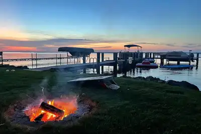 Image de Lakefront! Private Dock! Water toys! Sleeps 14!