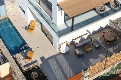 Image de Contemporary villa with infinity pool and loft