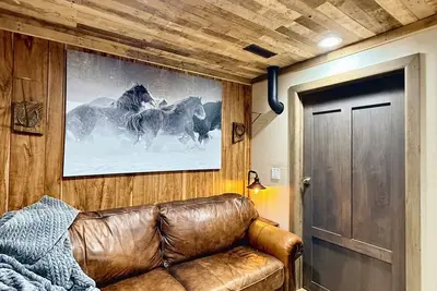 Image de 2-bedroom new western lodge + Covered Garage 25 min from Tr Presidencial Library