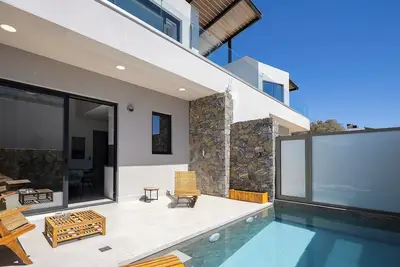 Image de 2-story villa with pool and sea/olive garden views