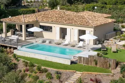 Image de Superbe villa avec piscine, vue mer panoramique pour 6 personnes – Golfe de Saint-Tropez