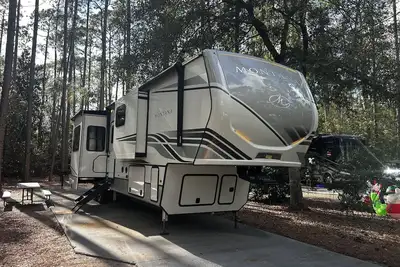 Image de Luxury 5th Wheel Rv - We deliver to you! Size Matters! Bigger is Better!