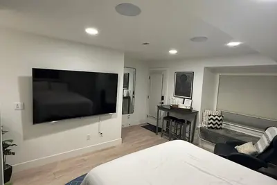 Image de Stylish studio next to Mile High with kitchenette and large screen Tv