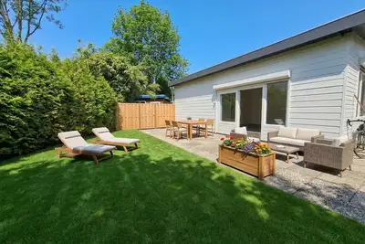 Image de Maison confortable dans un parc avec piscine