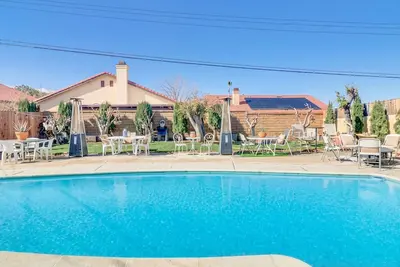 Image de Charming 3-bedroom Family House with Private Pool & Backyard