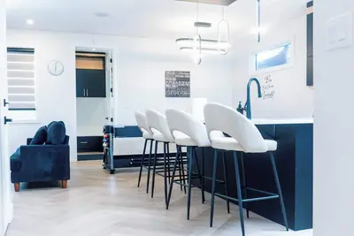 Image de Maison sereine de 3 chambres près de Yeg avec table de billard