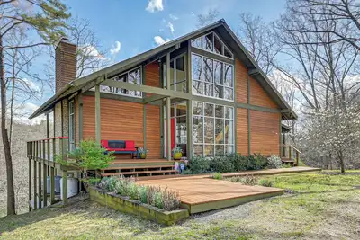 Image de Fun w/ Family! Lakefront Gem in Jamestown w/ Dock