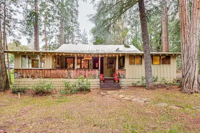 Image de Gateway to Sequoia Nat’l! Rustic Cabin w/ Patio