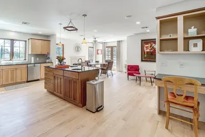 Image de Midtown Tulsa Gem w/ Mcm Decor: Private Deck, Yard