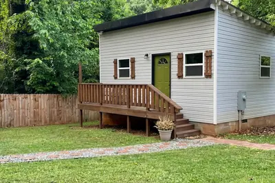 Image de Comfy Tiny House Near Uptown Fenced Yard with Fire Pit