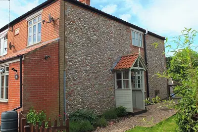 Image de Beaconsfield Cottage, pet friendly, with a garden in Briston