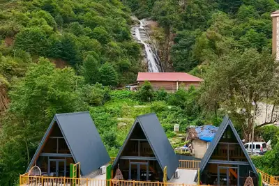 Image de ağaran şelalesinin hemen yanında aile