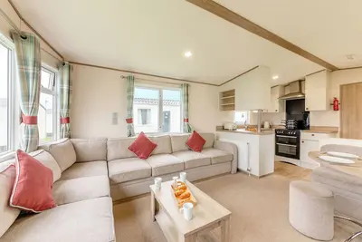 Image de Silver Caravan with parking, decking & sea view P