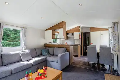 Image de Silver Premium Caravan with parking & decking