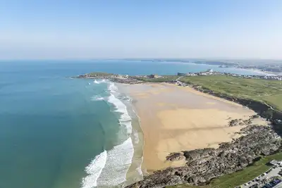 Image de 1 Golden Bay is a stylish ground floor apartment offering sea glimpses