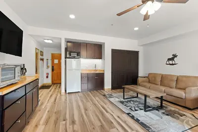 Image de Modern Studio Escape - Fireplace, Laundry, Shared Pool & Hot Tub