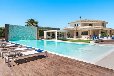 Image de Belle maison de vacances pour 6 personnes avec Wifi, piscine privée, climatisation, Tv et patio