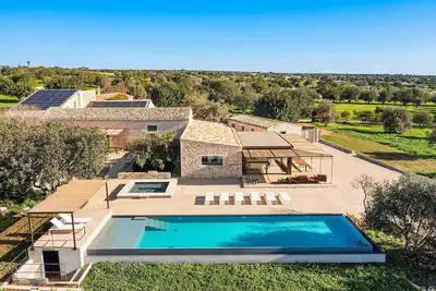 Image de Magnifique maison de vacances privée avec bain à remous, piscine privée, climatisation, Wifi, Tv