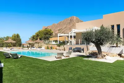 Image de Maison de vacances privée avec Wifi, bain à remous, piscine privée, climatisation, Tv, patio