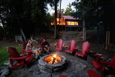 Image de Cedarwood Cottage — 4 beds, 1. 5 baths, sleeps 8. Pet friendly. Riverfront with dock, bonfire pit & water toys. Large deck with Bbq, wood fireplace, pool table & games. Perfect fall or holiday escape, just 2 hours from Toronto.