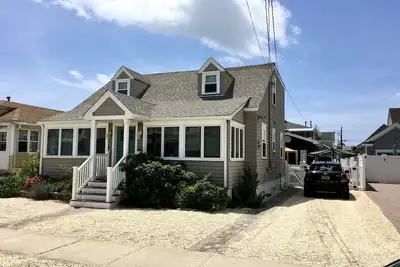 Beach Block 5-Bdrm with Chalet, Steps to Beach