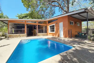Image de Le ultime relaxation pour 12 invités. Incroyable \"bohio\" avec hamacs, piscine privée, terrains de sport et foyer. Chambres familiales avec salles de bains privatives et cuisine complète. À seulement 10 minutes à pied de la plage. Votre oasis tropical