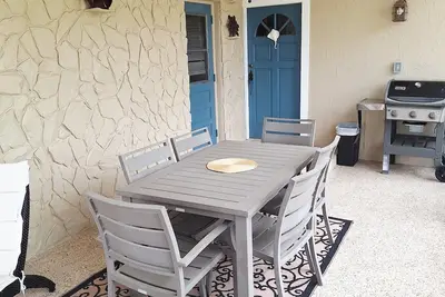 Image de Patio Retreat! Family Getaway with Large Privacy Fenced Yard! 6 miles to Beach!