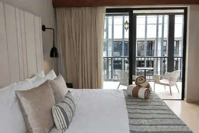 Image de Welcome to your relaxing haven in the heart of Tuk Hacienda. This stylish 1 bedroom 2 bathroom apartament is designed for comfort and adventure. Inside, you’ll find a beautifully appointed bedroom plus a pull-out couch, sleeping up to 4 guests