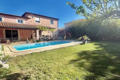 Image de Spacious 5-bedroom villa with Ac in perfect Claret