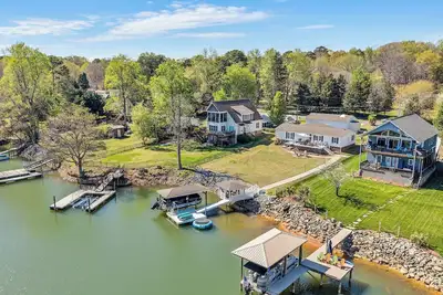 Image de Lakefront Retreat w/ Boat Dock, Hot Tub & Large Game Room! Sleeps 10
