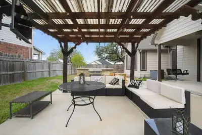 Spacious 4br Retreat |Pool Table| Firepit & Hottub