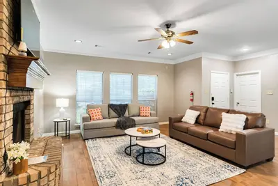 Image de Warm & Spacious 4br/3ba/4tv Home – Newly Renovated