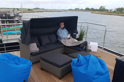 Image de Modern, family-friendly houseboat on the Wangermeer with roof terrace, direct lake access, SUPs and lake view - ideal for couples, families and small groups.