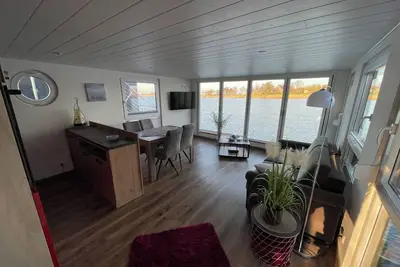 Image de Modern, dog-friendly houseboat on the Wangermeer with roof terrace, lake view, Sup, bathing access and air conditioning - ideal for a relaxing vacation with family, friends or as a couple.