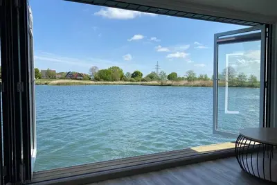 Image de Modern, dog-friendly houseboat on the Wangermeer with roof terrace, lake view, Sup, bathing access and air conditioning - ideal for a relaxing vacation with family, friends or as a couple.