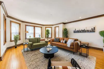 Image de Luxe 3br + Patio & Parking | Sleeps 9 | Lakeview