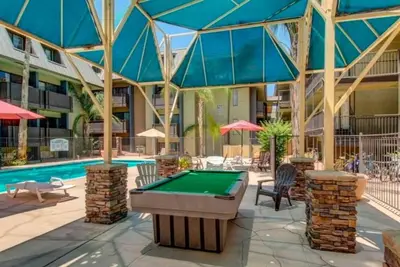 Image de Resort-Style Condo: Pool, Balcony, Walk to U of A