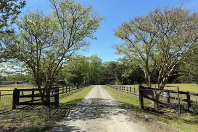 Image de Beautiful 10 acre farmhouse getaway for couples or families