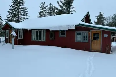 Image de This is a 4 bedroom, with three bathroom home. Located in the heart of Lovells with a short two track that leads to the river. Located only 3 minutes from the Lovells Riverside Tavern it offers a secluded get away for you and your friends.