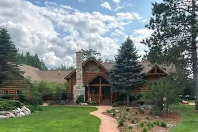 Image de Montana Built Log Cabin built just feet away from the North Branch of the AuSable River. Experience the 100 year old, untouched, cedar forest as well as the plentiful critters that reside there.