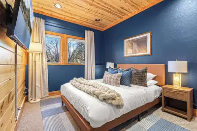 Image de Last Stand Pines is a charming cabin in Custer perfect for family getaways