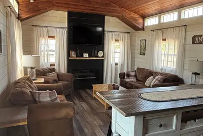 Image de Paws and Unwind at Black Dog Cabins, 2-bedroom cabin 1/2 mile South of Rend Lake