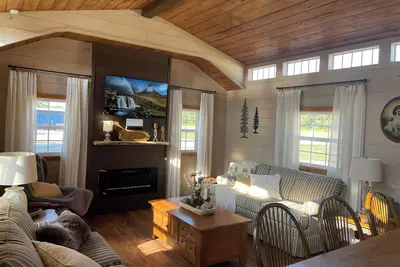 Image de The Fur Seasons Cabin at Black Dog Cabins, 1/2 mi South of Rend Lake Dam