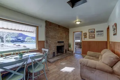 Image de Moab’s Iconic Pink Farmhouse | 3br Home at the Foot of a Giant Mesa