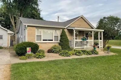 Image de Sip Soak & Stay~Cozy Corner Cottage~Hot Tub~10 min Iu~Pet Friendly~Sleeps 5