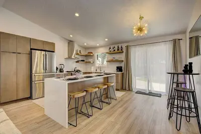 Image de Luxury~ Remodeled~ King bed~ Outdoor space~ 70\" Tv