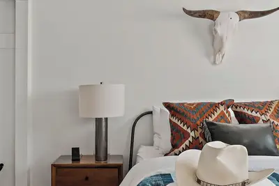 Image de Howdy House • Western 2br Walk 2 Stampede