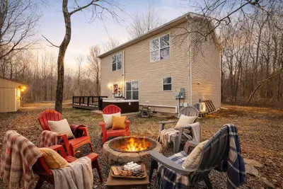 Image de Poconos Cabin | Sleeps 10, Hot Tub, Game Loft